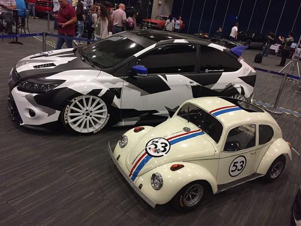 herbie a escala junto a un coche deportivo tuneado diecast convention mexico 2017