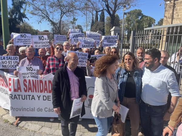 jorge rodriguez junto a inma nieto y cargos publicos de iu en una protesta reciente ante el parlamento andaluzjpg