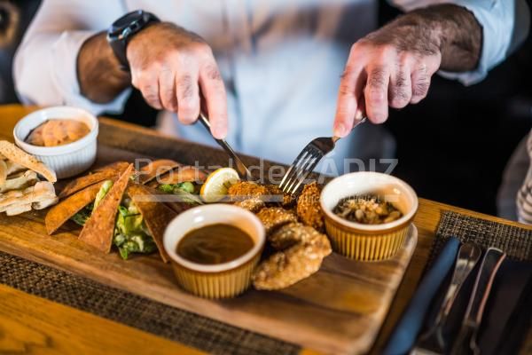 man eating at restaurant 2022 04 12 03 08 07 utc