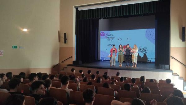 marina marroqui y susana sanchez presentan la actividad en villamartin