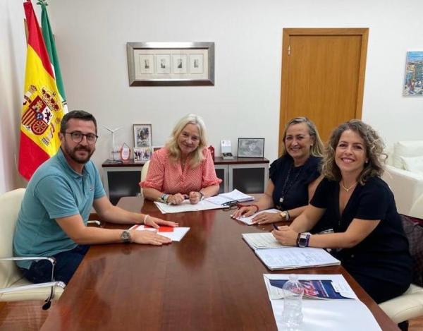 mercedes colombo se reune con la cruz roja de cadiz