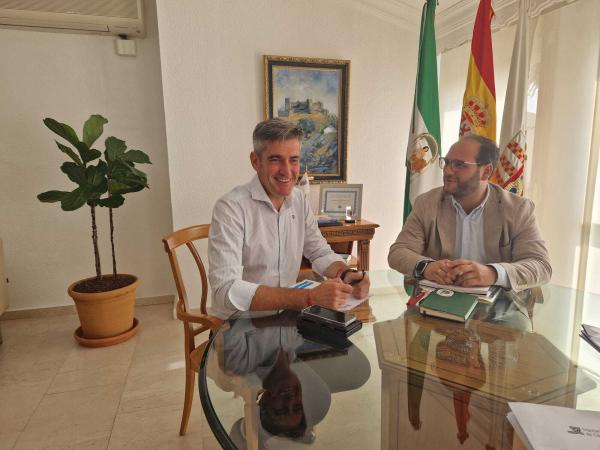 sebastian hidalgo con adrian vaca en el ayuntamiento de castellar