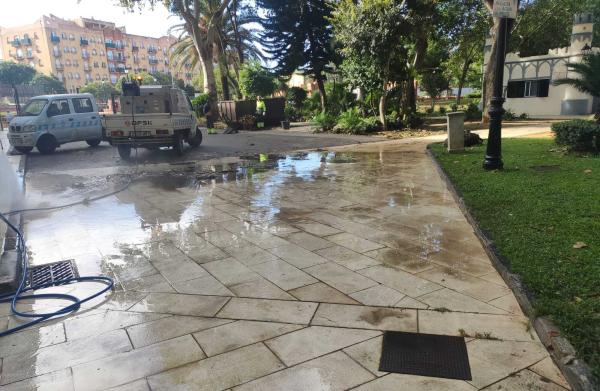 trabajos de limpieza en los jardines municipales tras el temporal