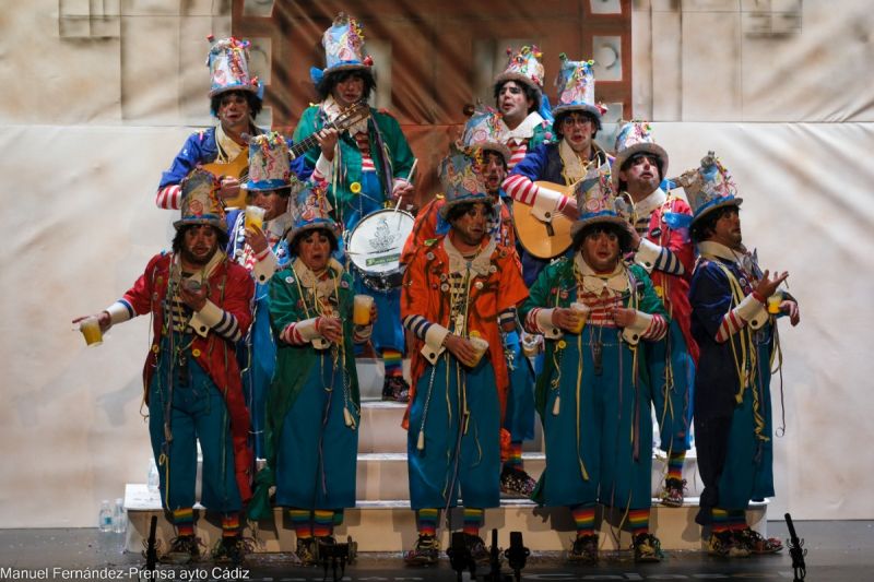 FOTOGALERÍA | La chirigota ''Amo escuchá', chirigota callejera', de  Chiclana, en preliminares del COAC 2023