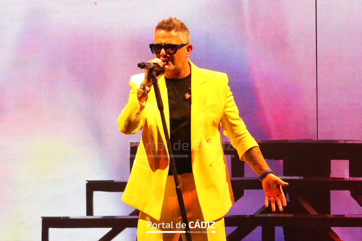 Alejandro Sanz desafía a la superstición en su primer concierto en Cádiz:  "Me han dicho que el amarillo..."